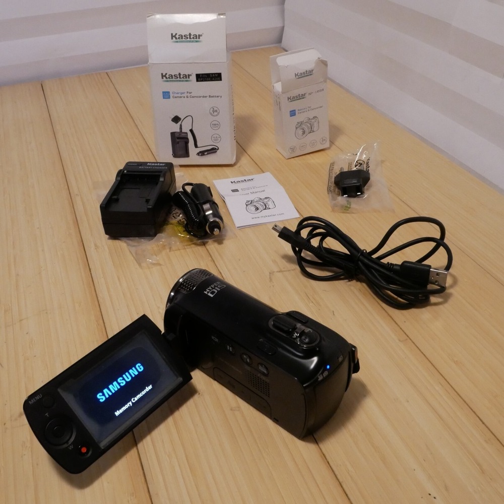 Samsung SMX-F54 Camcorder - 16GB Internal Memory (can also use SD cards) bundle